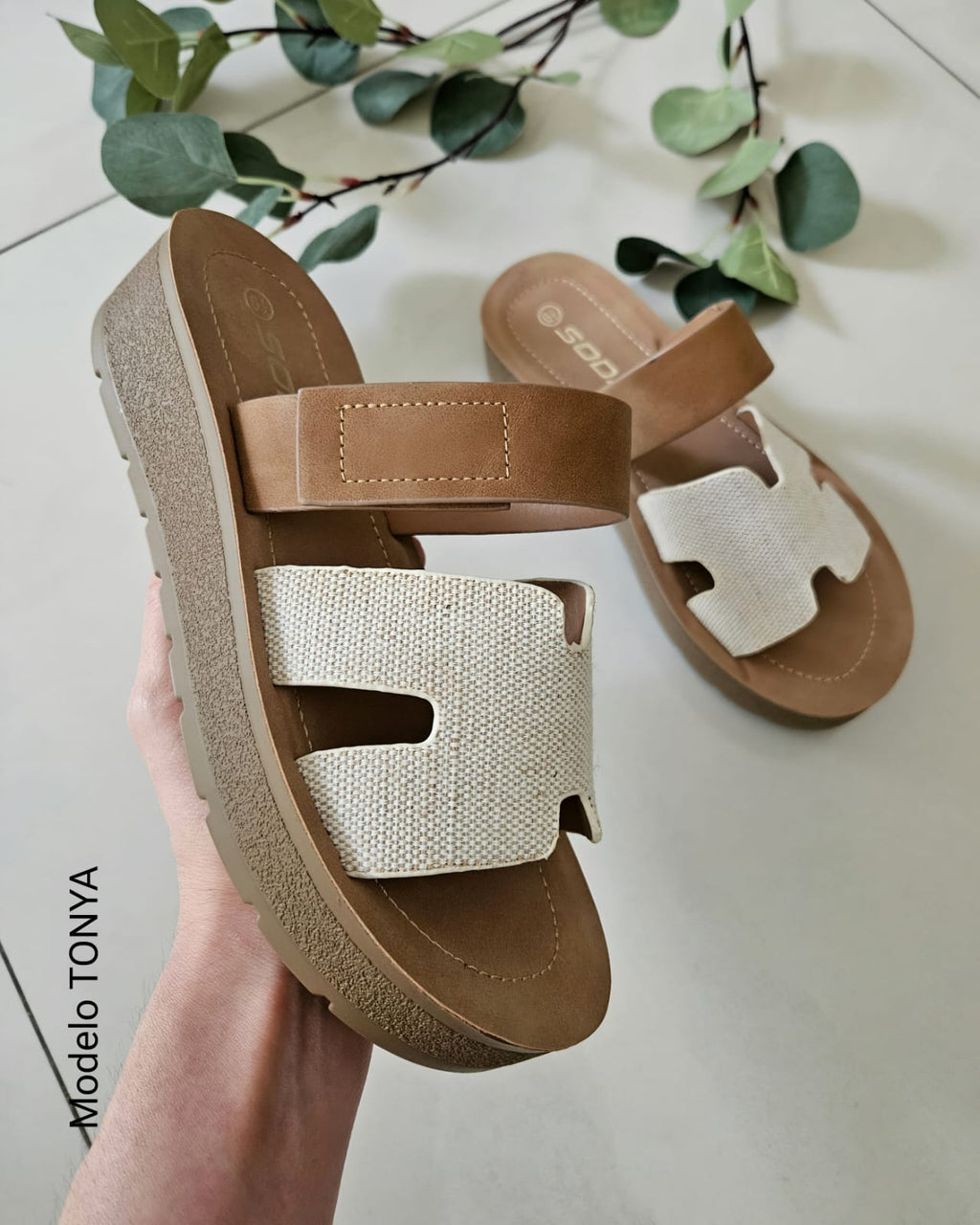 Sandalia con detalle H TONYA