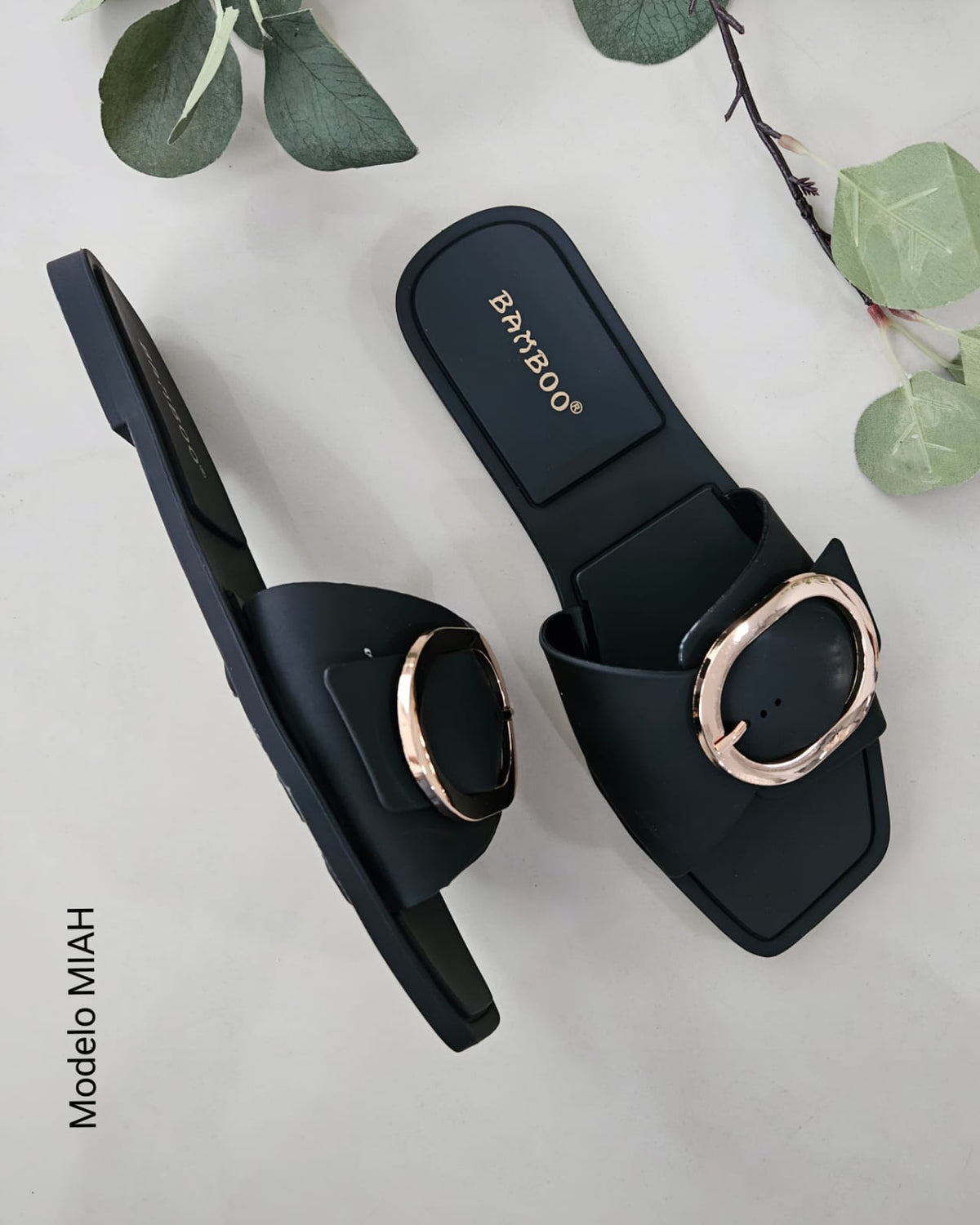 Sandalias con hebilla color dorado MIAH