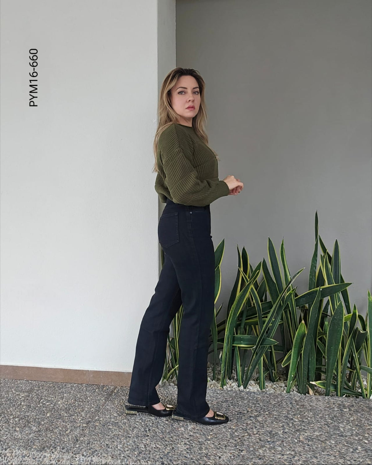 Pantalón de mezclilla corte recto tiro alto P 660