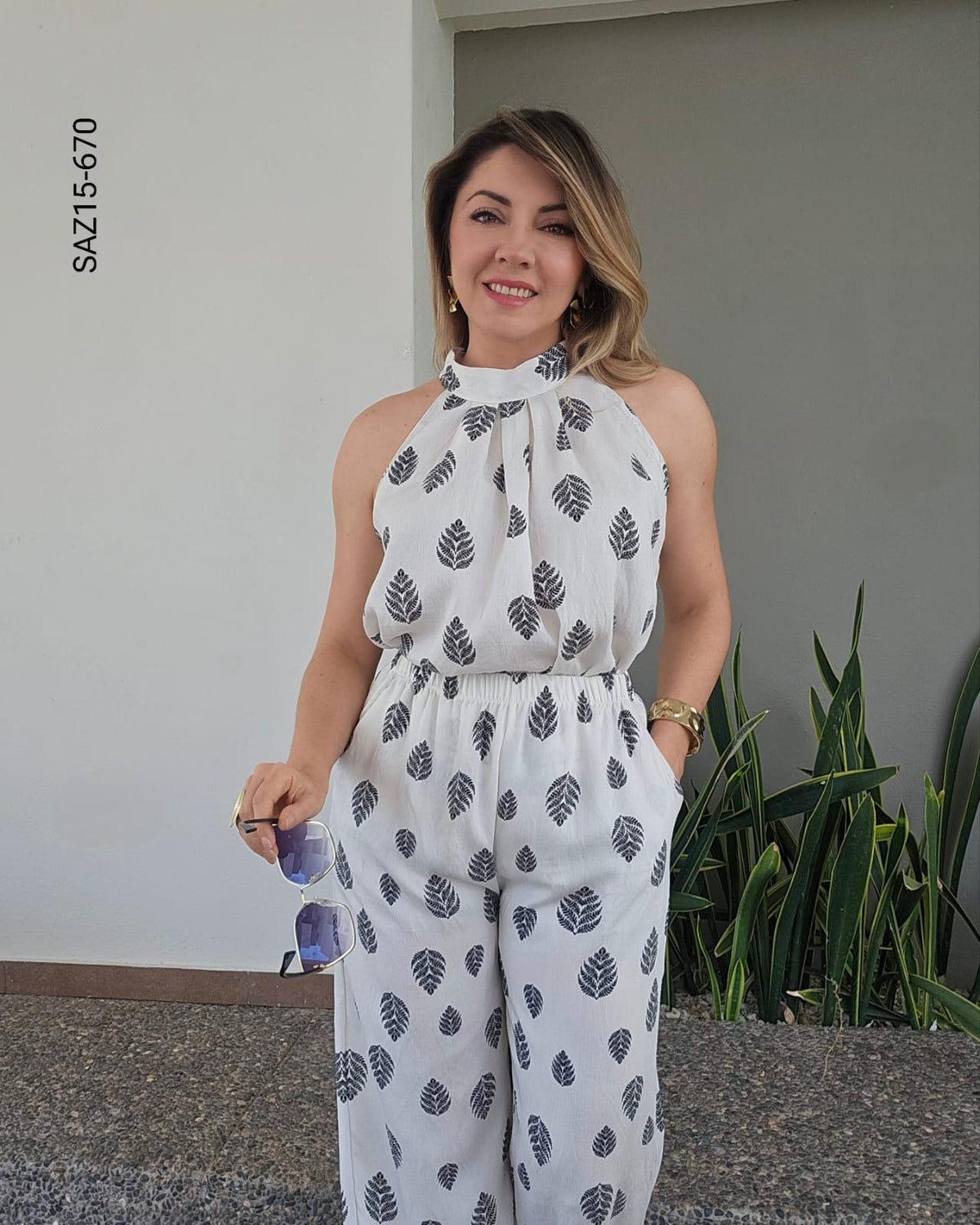Set blusa cuello halter y pantalon recto O 670